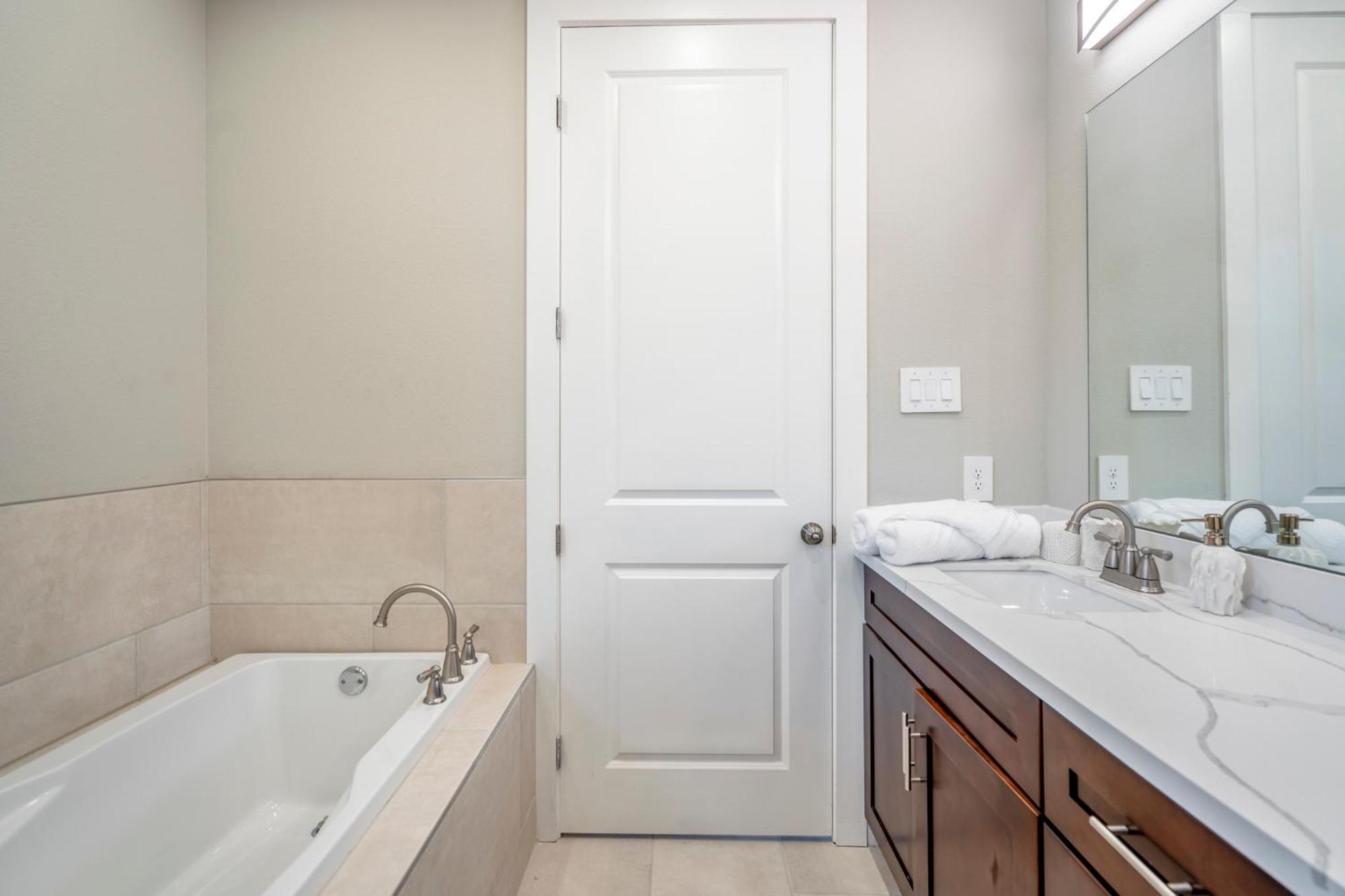 Spacious 3 Bed House Near Md Anderson With Free Parking & Wi-fi Hébergement de vacances
